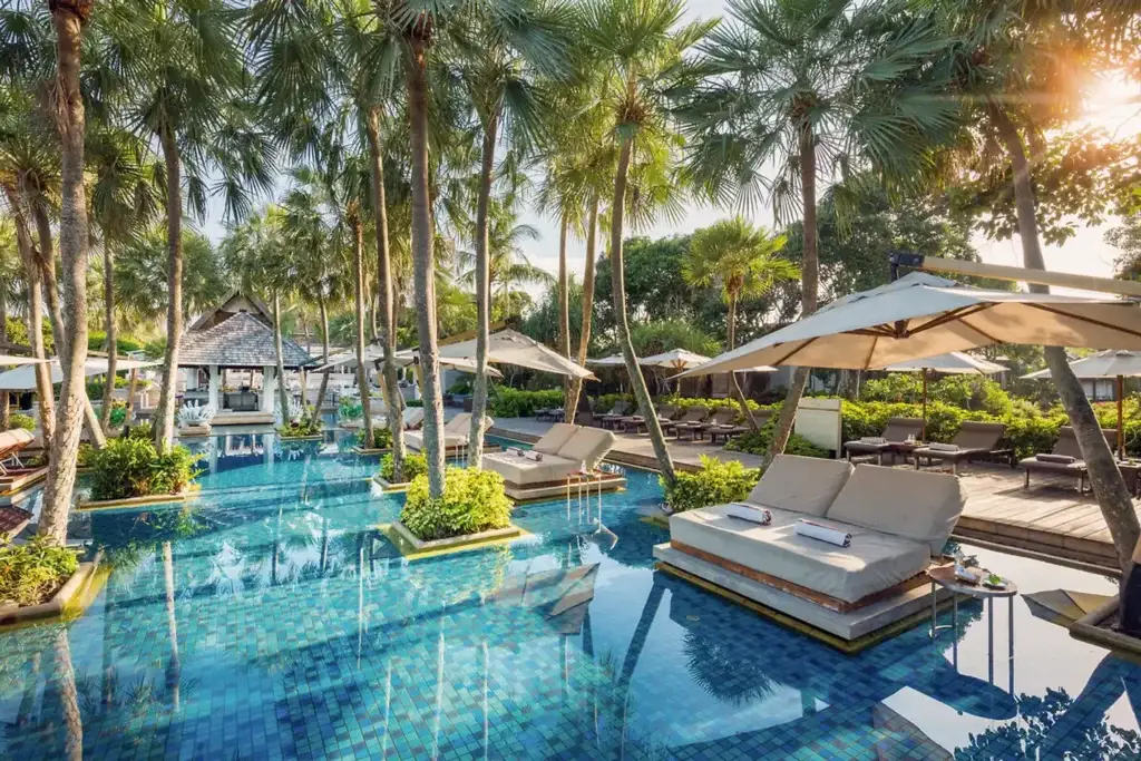 Anantara Mai Khao Phuket Villas – familienfreundliches Luxusresort mit artenreicher Gartenanlage und versteckten Villen in tropischer Umgebung.