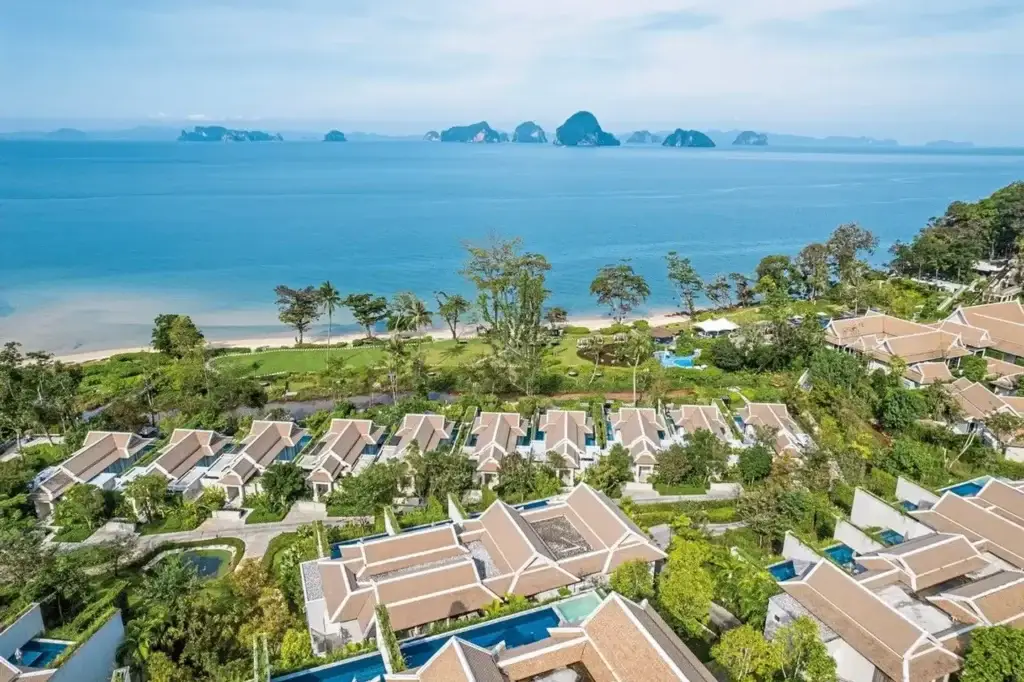 Luxuriöse Erholungsoase in Krabi – exklusive Suiten und Villen mit Privatpool direkt am weißen Sandstrand.