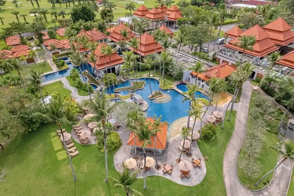 Luxuriöser Rückzugsort auf Phuket mit eleganten Poolvillen, drei Tennisplätzen und Golfplatz direkt nebenan.