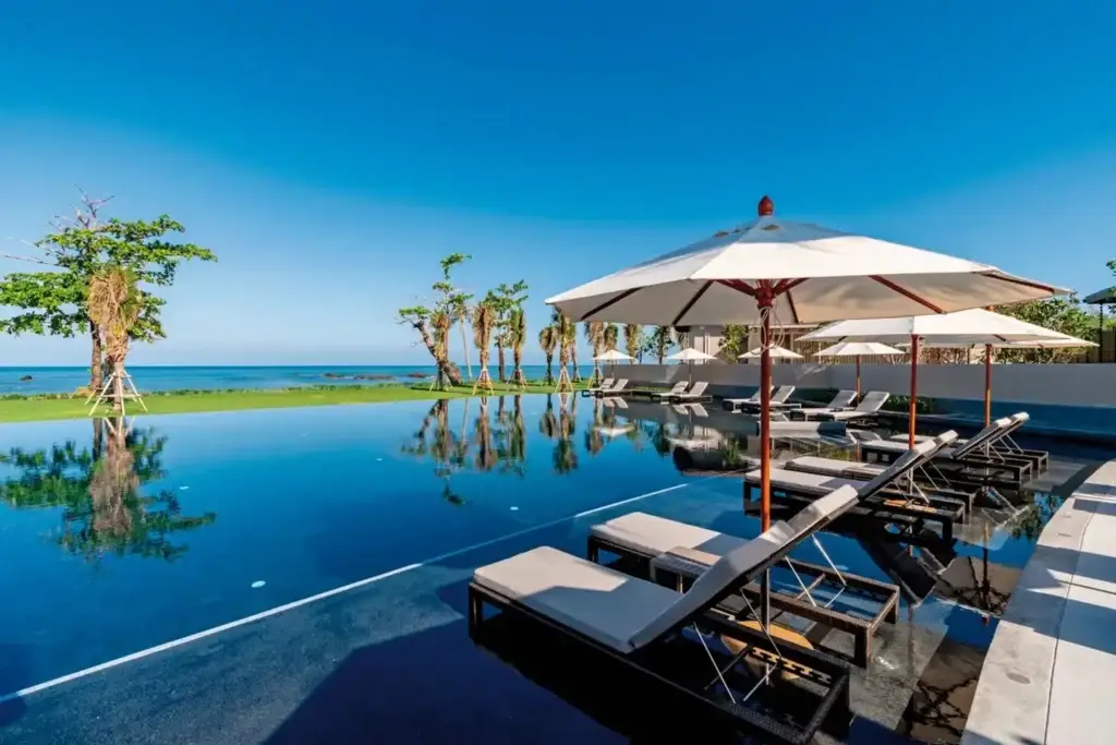 The Little Shore Khao Lak by Katathani – luxuriöse Poolvillen und Suiten direkt am feinsandigen Nang Thong Beach mit exklusivem Spa-Erlebnis.