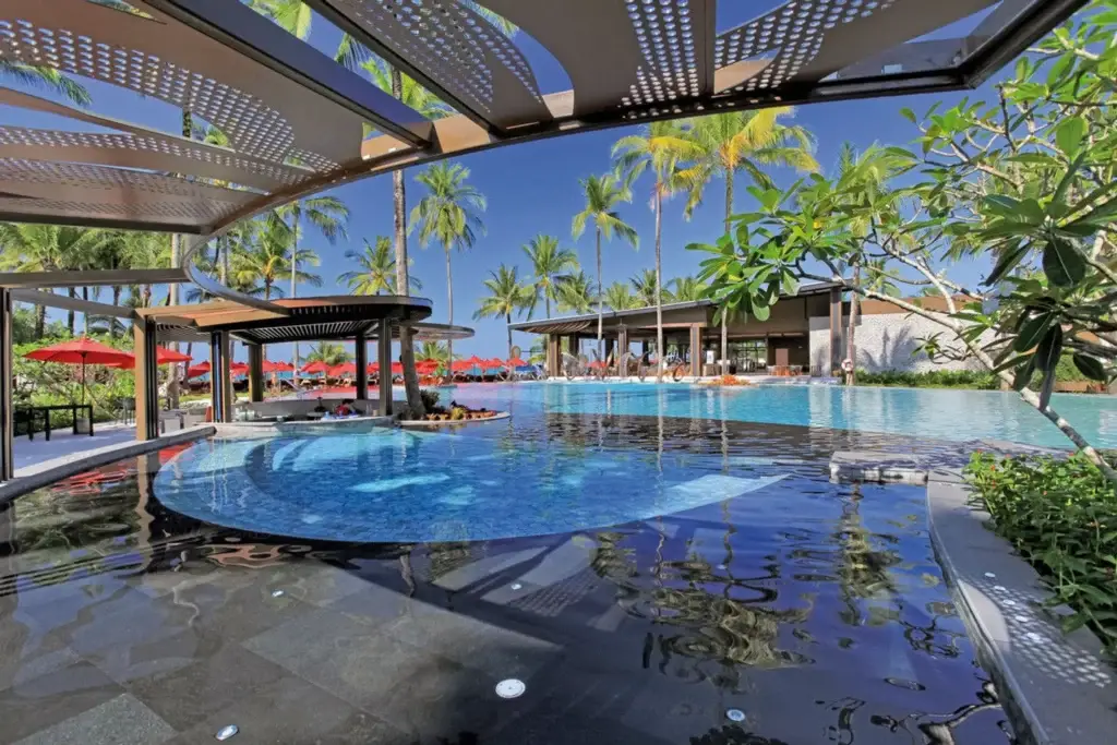 Ramada Resort Khao Lak am Bang Niang Beach mit Pool‑Villen, Wellness & Tropennatur.