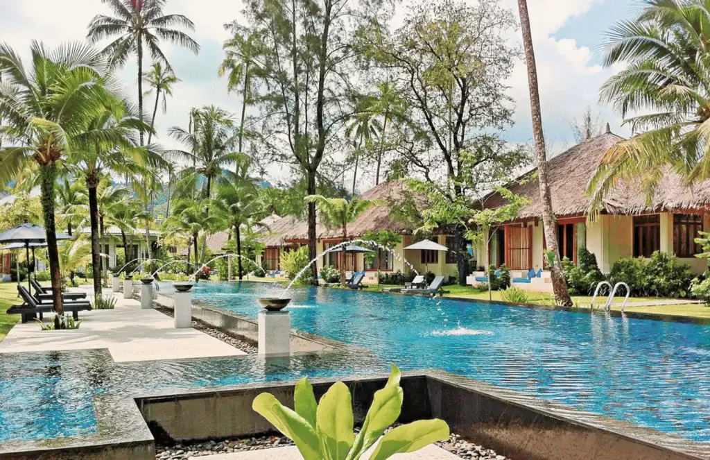 Bangsak Village in Khao Lak, familiengeführtes Boutiquehotel am kilometerlangen Sandstrand mit tropischer Gartenanlage.