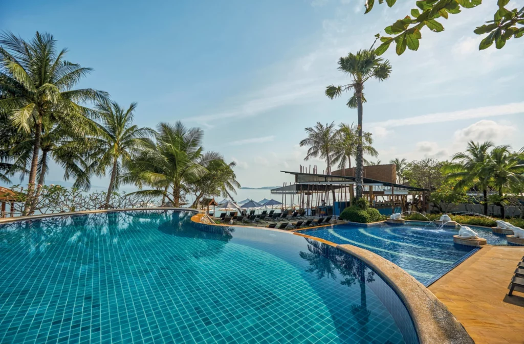 Strand am Bandara Resort & Spa Koh Samui mit Blick auf die Bophut‑Bucht, weißem Sand und türkisblauem Meer