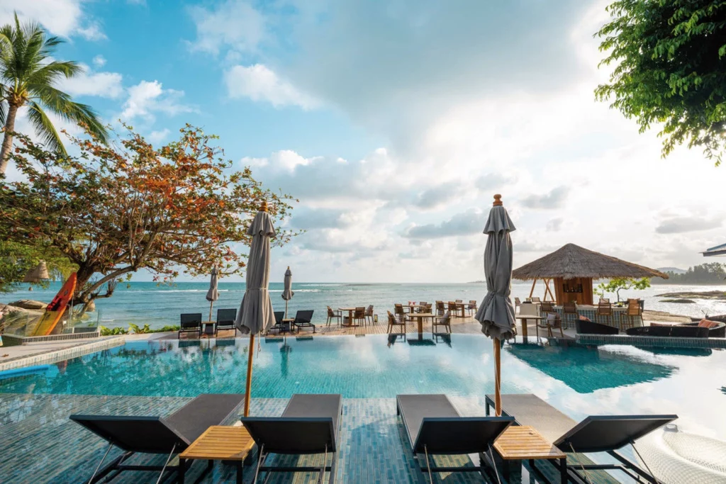 Exklusive Privatbucht im Rocky’s Boutique Resort auf Koh Samui mit Strand, Felsen und Blick auf den Golf von Thailand