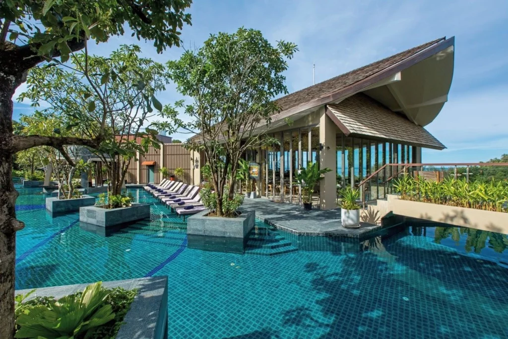 Mandarava Resort & Spa in Karon mit Hanglage, Meerblick, Pools und tropischer Gartenanlage auf Phuket