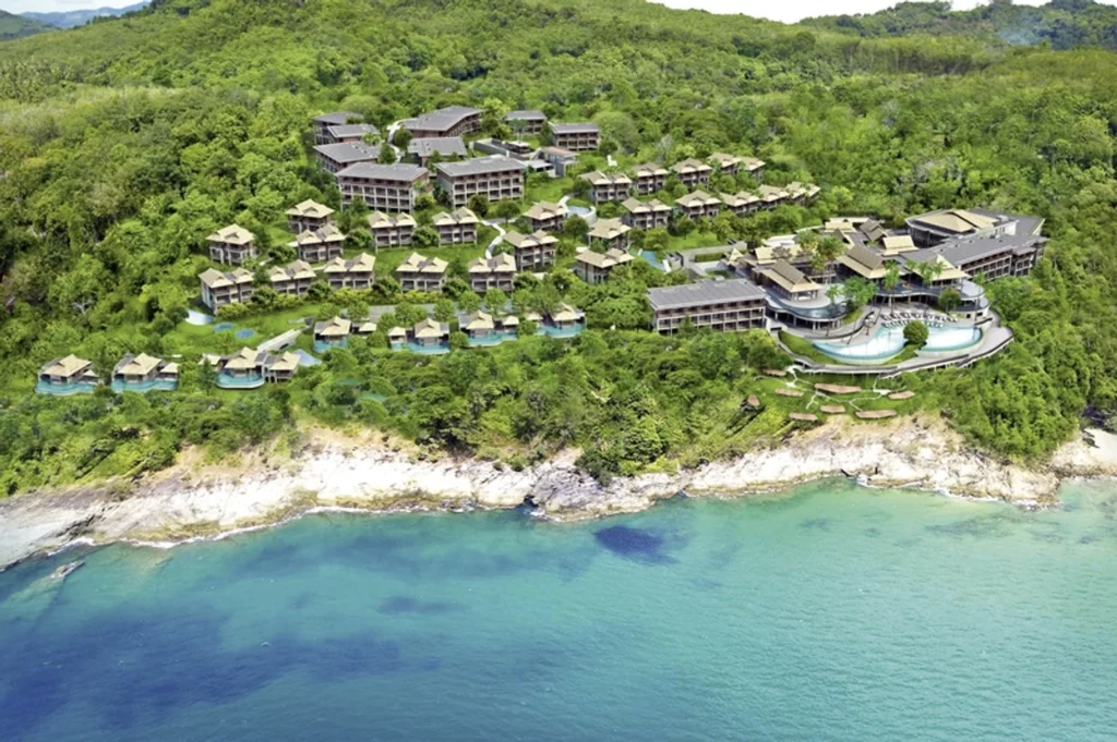 Pullman Phuket Arcadia Naithon Beach mit Infinitypool und direkter Lage am Naithon Strand in Phuket, ideal für Paare und Familien.