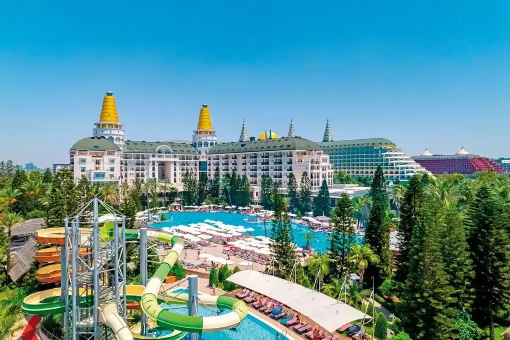 Delphin Diva Premiere in Lara – Luxuriöses Strandhotel an der türkischen Riviera mit traditionellem Flair für Paare und junge Familien