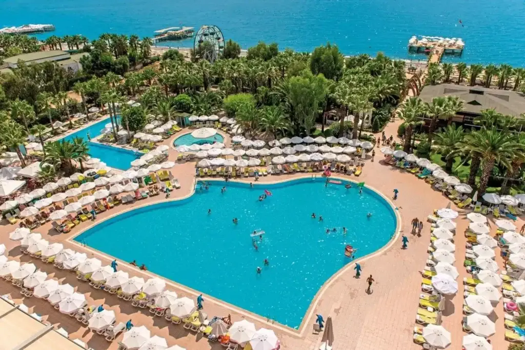 Delphin Deluxe Resort an der türkischen Riviera – Luxuriöses Strandhotel mit Pools, Familienangeboten, guter Küche und entspannter Atmosphäre
