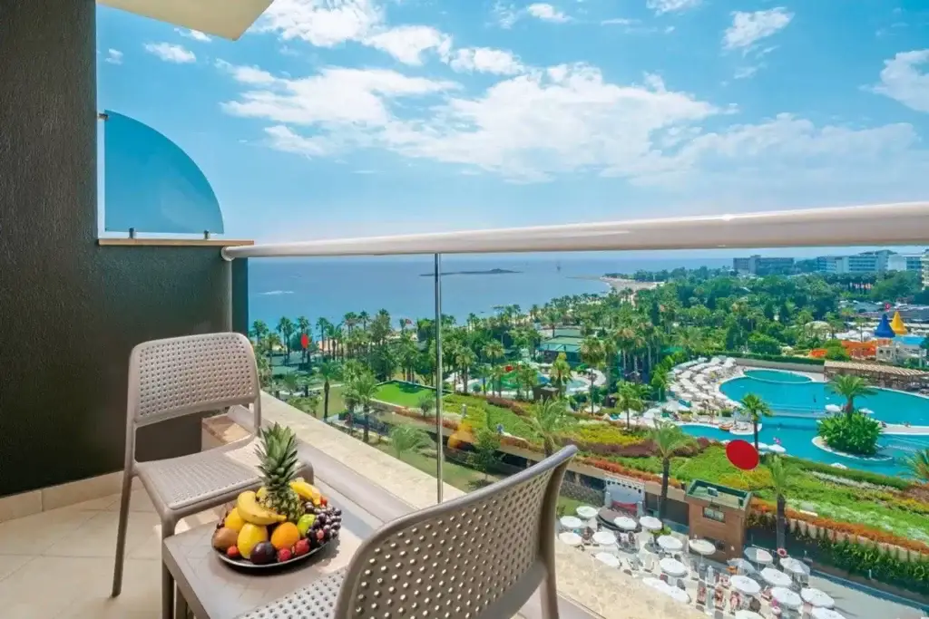 Strandresort mit markanten Türmen an der türkischen Riviera – Hotel mit hochwertigem Service, Animation und ausgezeichneter Strandqualität