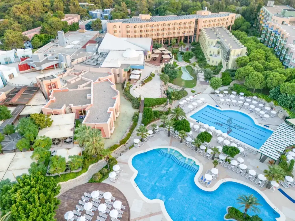 Blue Waters Club in Sorgun – Weitläufiges Strandresort an der türkischen Riviera mit vielseitigem Unterhaltungsprogramm und Service für Familien, Paare & Alleinreisende